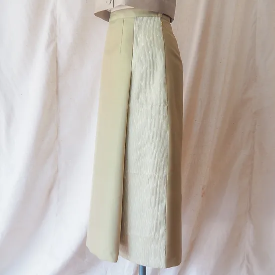 กระโปรงผ้าไหม ตัดสำเร็จ ผ้าไหมสีพื้นแทรกลายผ้าไหมมัดหมี่ ไซส์ L เฉดสีเขียวอมเทา ลายลูกฟูก รหัส WM-CT-SKU102456