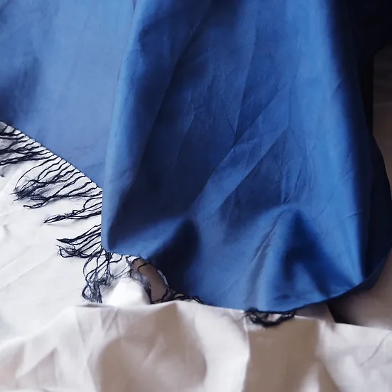 ผ้าคลุมไหล่ผ้าไหม ผืนใหญ่ มัดย้อม มีชายครุย ขนาด 100x190ซม. สีน้ำเงิน รหัส ZYH-CT-102610