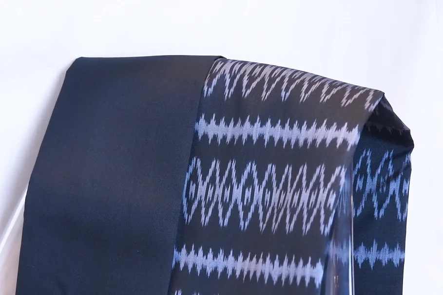 (ผ้าชุด) ผ้าไหมมัดหมี่ไหมแท้ (ผ้าลาย2หลา+สีพื้น2หลา) ลายจับหว่านดวงแห พื้นสีดำ รหัส M2B-CT-100431