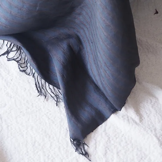 ผ้าคลุมไหล่ผ้าไหม ผืนใหญ่ มีชายครุย ขนาด 102x235ซม. พื้นสีน้ำเงิน รหัส ZYH-CT-102788