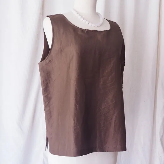 เสื้อผ้าไหมแขนกุด เฉดสีน้ำตาล รหัส TOP-102830