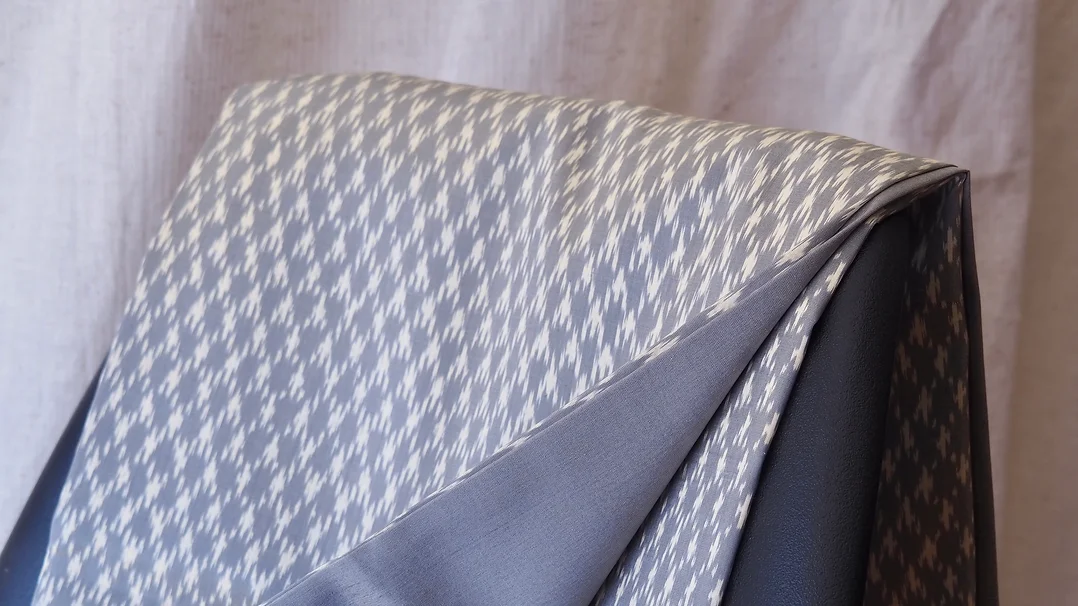 (ผ้าชุด) ผ้าไหมมัดหมี่ไหมแท้ (ผ้าลาย2หลา+สีพื้น2หลา) พื้นสีเทา รหัส M2B-CT-102659