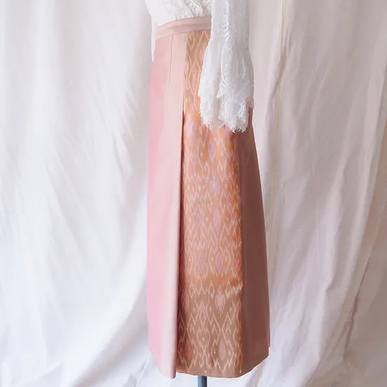 กระโปรงผ้าไหม ตัดสำเร็จ ผ้าไหมสีพื้นแทรกลายผ้าไหมมัดหมี่ ไซส์ L เฉดสีชมพูโอลโรส รหัส WM-CT-SKU102470