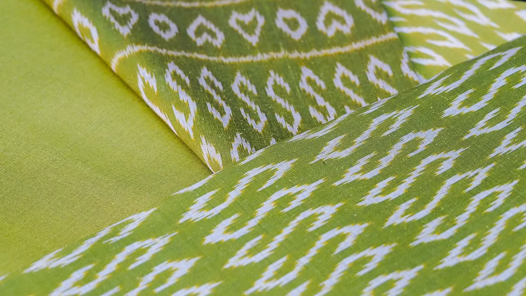 (ผ้าชุด) ผ้าไหมมัดหมี่ไหมแท้ (ผ้าลาย2หลา+สีพื้น2หลา) ลายขอพระราชทาน พื้นสีเขียวเหลืองตองออ่น รหัส M2B-CT-100965