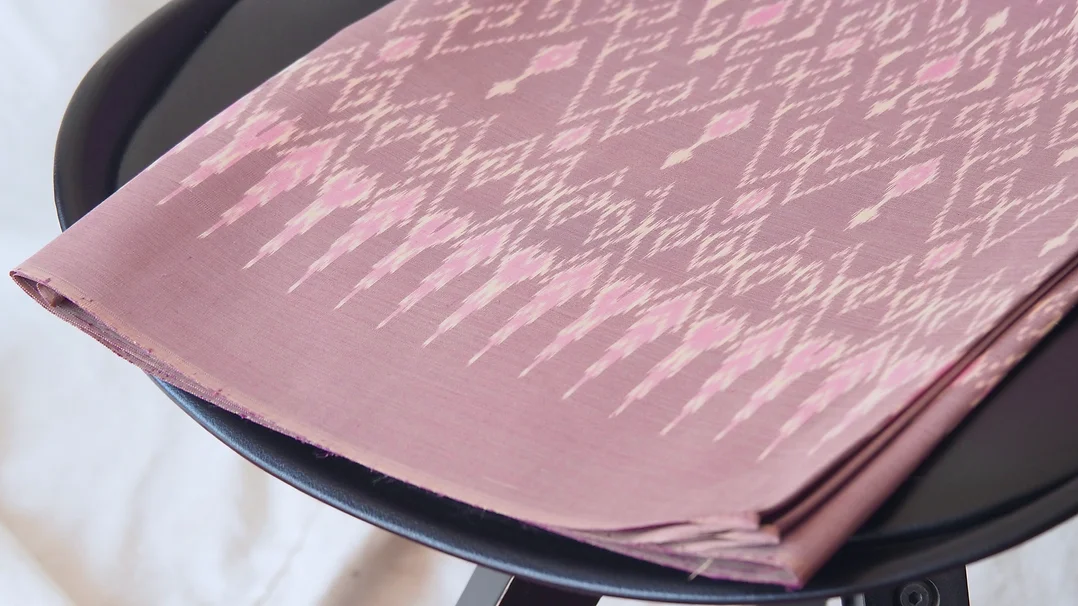 (ผ้าชุด) ผ้าไหมมัดหมี่ไหมแท้ (ผ้าลาย2หลา+สีพื้น2หลา) พื้นสีชมพู รหัส M2B-CT-103029