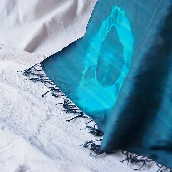 ผ้าคลุมไหล่ผ้าไหม ผืนใหญ่ มัดย้อม มีชายครุย ขนาด 100x225ซม. สีฟ้าอมเขียว รหัส ZYH-CT-102627