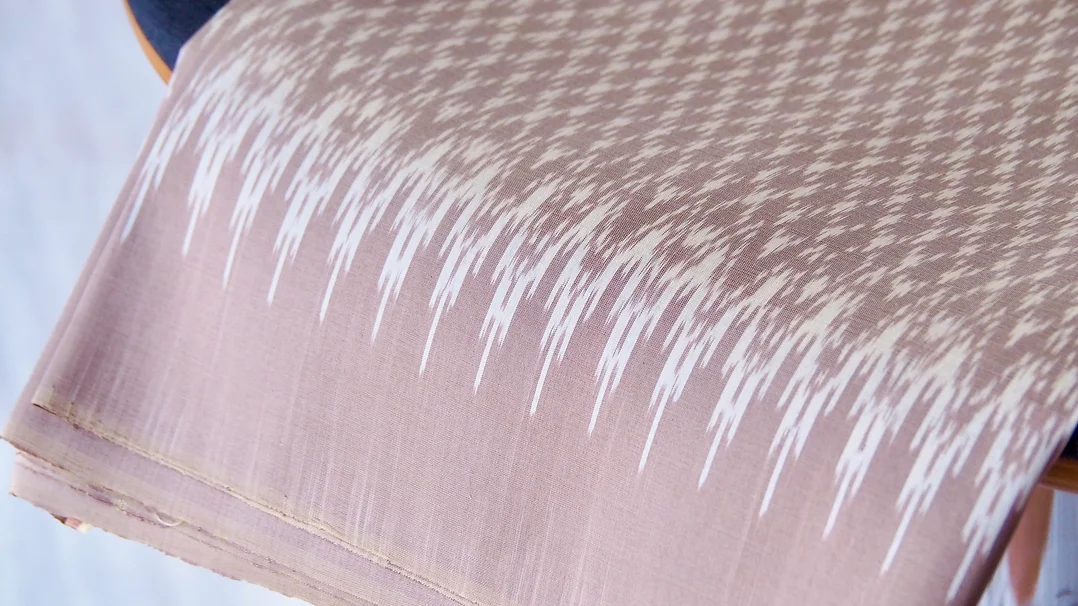 (ผ้าชุด) ผ้าไหมมัดหมี่ไหมแท้ (ผ้าลาย2หลา+สีพื้น2หลา) พื้นสีน้ำตาลเบส รหัส M2B-CT-102816