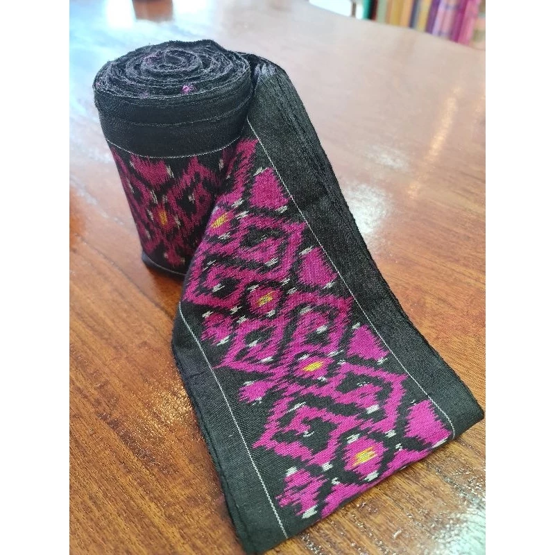 ตีนซิ่นไหม ลายมัดหมี่ ทอมือ ขนาด 4.5นิ้วx2เมตร สีม่วงชมพู รหัส WN-119-0507687