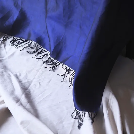 ผ้าคลุมไหล่ผ้าไหม ผืนใหญ่ มัดย้อม มีชายครุย ขนาด 100x232ซม. สีน้ำเงินกรมท่า รหัส ZYH-CT-102615