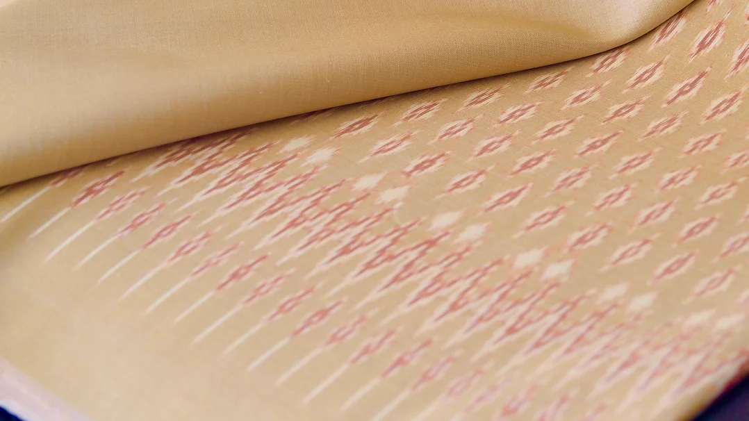 (ผ้าชุด) ผ้าไหมมัดหมี่ไหมแท้ (ผ้าลาย2หลา+สีพื้น2หลา) ลายขอพรเทพ พื้นสีเหลืองฟาง รหัส M2B-CT-102646