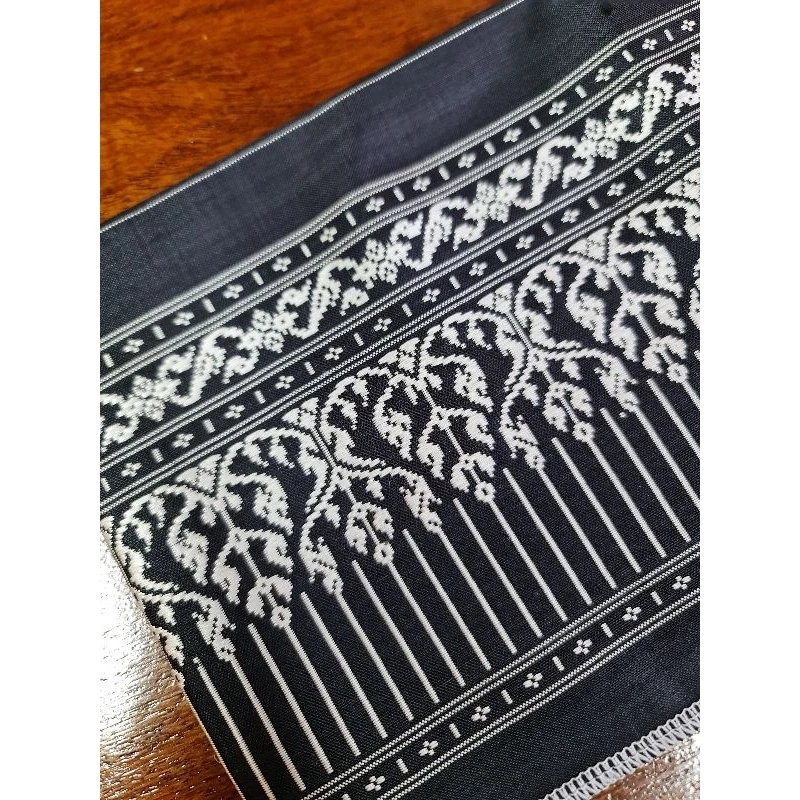 ตีนต่วยไหมแท้ทอมือ ทอยกไหมสีขาว ขนาด 7.5นิ้วx2เมตร สีดำ รหัส WN-119-05076824