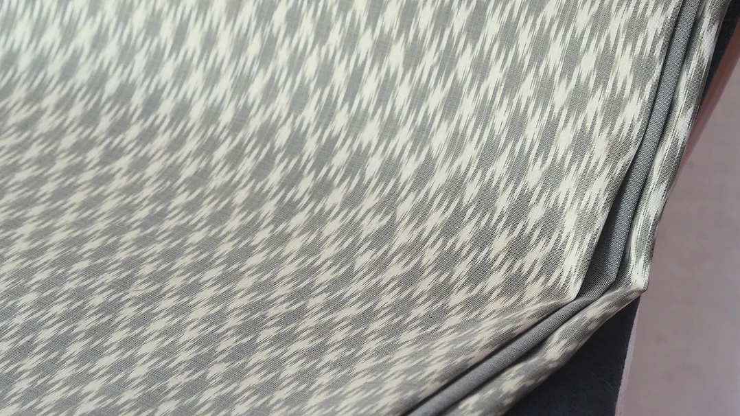 (ผ้าชุด) ผ้าไหมมัดหมี่ไหมแท้ (ผ้าลาย2หลา+สีพื้น2หลา) สีเทา รหัส M2B-CT-102818