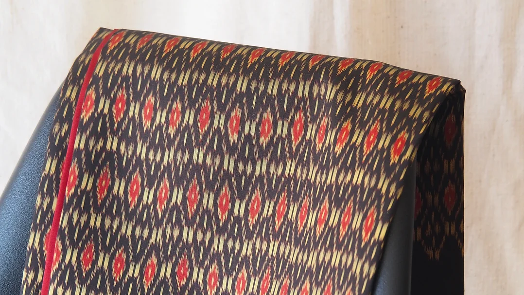 (ผ้าชุด) ผ้าไหมมัดหมี่ไหมแท้ (ผ้าลาย2หลา+สีพื้น2หลา) สีแดง รหัส M2B-CT-103030