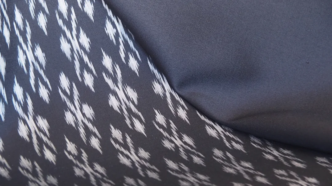 (ผ้าชุด) ผ้าไหมมัดหมี่ไหมแท้ (ผ้าลาย2หลา+สีพื้น2หลา) พื้นสีดำ รหัส M2B-CT-102655