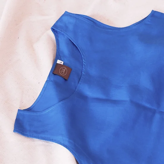 เสื้อแขนกุดไหมแท้ เฉดสีน้ำเงิน รหัส TOP010