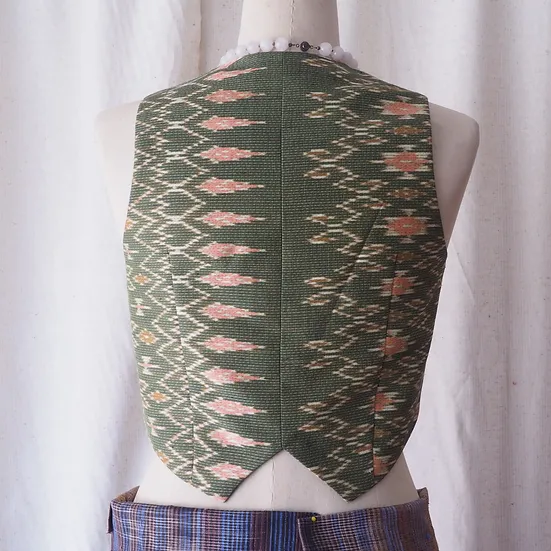 เสื้อเวสท์ ผ้าไหมมัดหมี่แขนกุด เฉดสีเขียว รหัส TOP-CT-102835