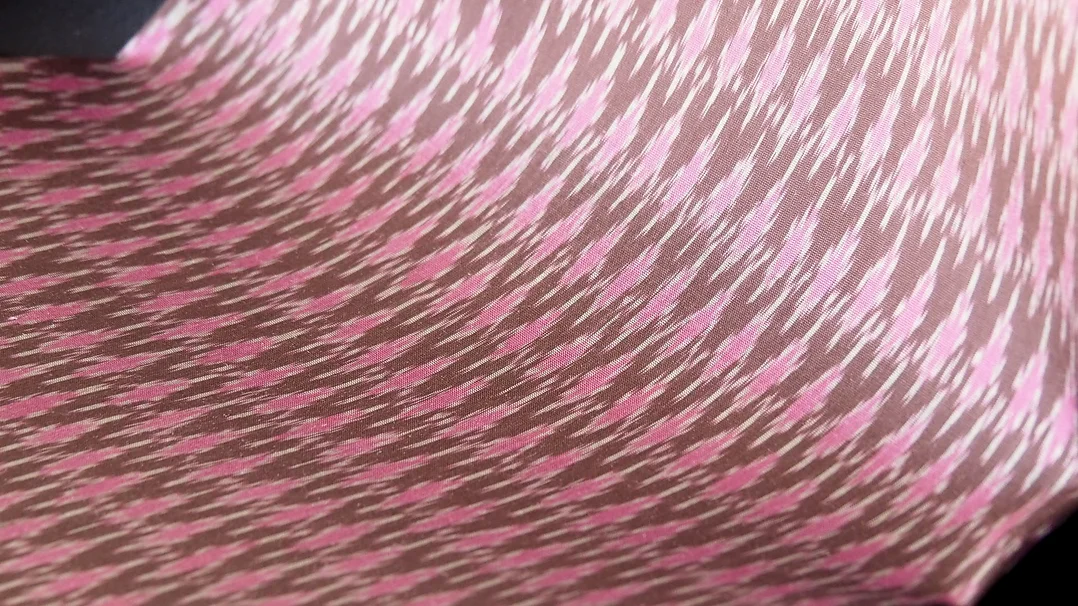 (ผ้าชุด) ผ้าไหมมัดหมี่ไหมแท้ (ผ้าลาย2หลา+สีพื้น2หลา) ลายรวดจับหว่านดวงแห พื้นสีน้ำตาล รหัส M2B-CT-102454