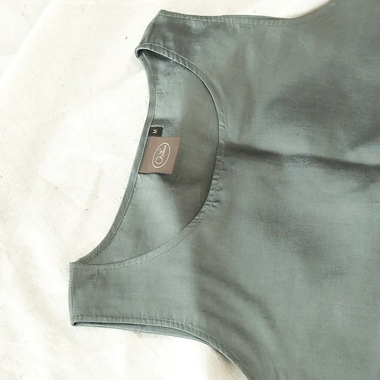 เสื้อแขนกุดไหมแท้ สีเทาเข้ม รหัส TOP028