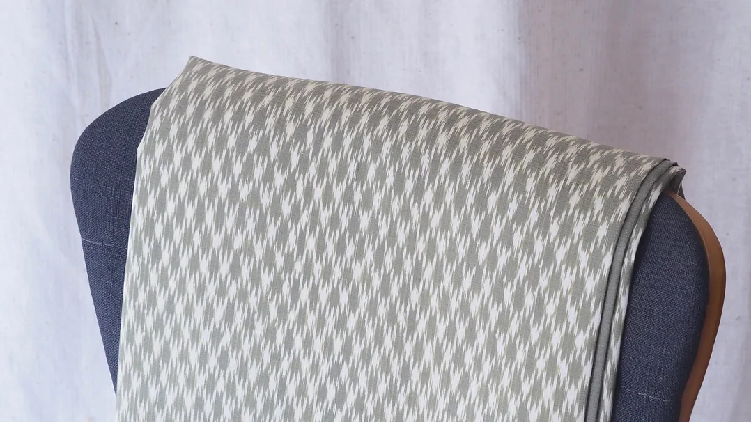 (ผ้าชุด) ผ้าไหมมัดหมี่ไหมแท้ (ผ้าลาย2หลา+สีพื้น2หลา) สีเทา รหัส M2B-CT-102818