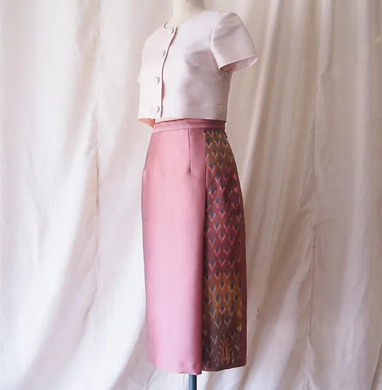 กระโปรงผ้าไหม ตัดสำเร็จ ผ้าไหมสีพื้นแทรกลายผ้าไหมมัดหมี่ ไซส์ L เฉดสีชมพู รหัส WM-CT-SKU102460