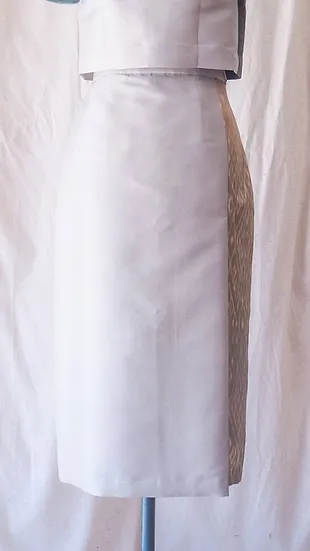 กระโปรงผ้าไหม ตัดสำเร็จ ผ้าไหมสีพื้นแทรกลายผ้าไหมมัดหมี่ ไซส์ M เฉดสีเทา รหัส WM-CT-SKU102306