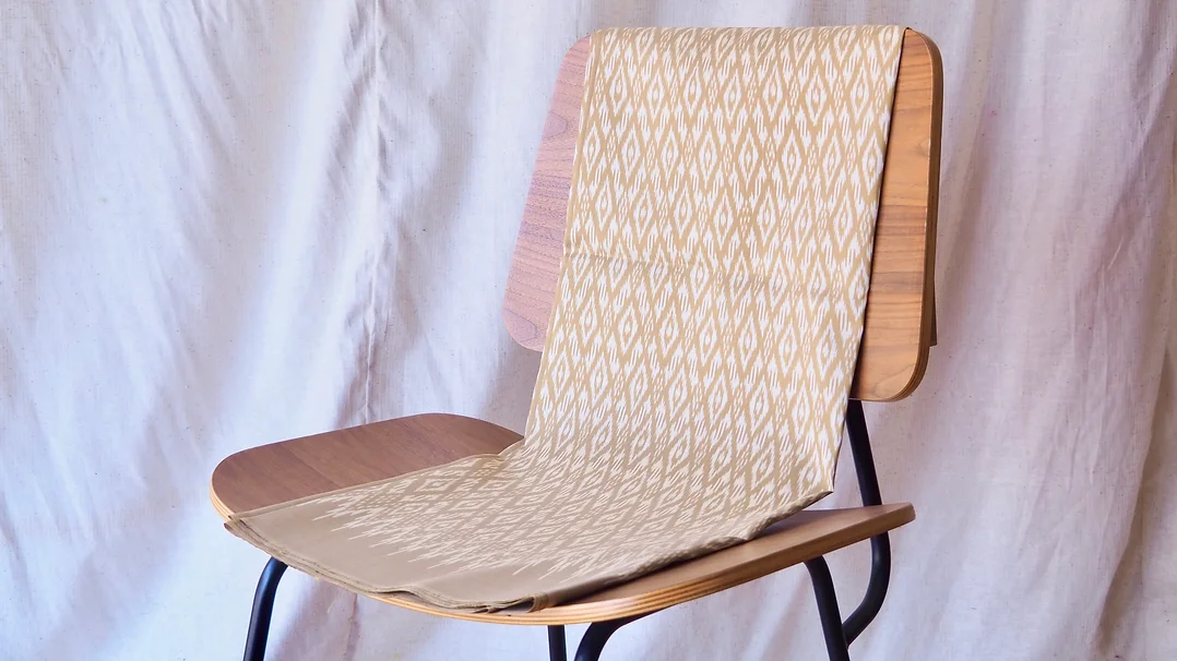 (ผ้าชุด) ผ้าไหมมัดหมี่ไหมแท้ (ผ้าลาย2หลา+สีพื้น2หลา) สีเหลืองทองพราย รหัส M2B-CT-102908