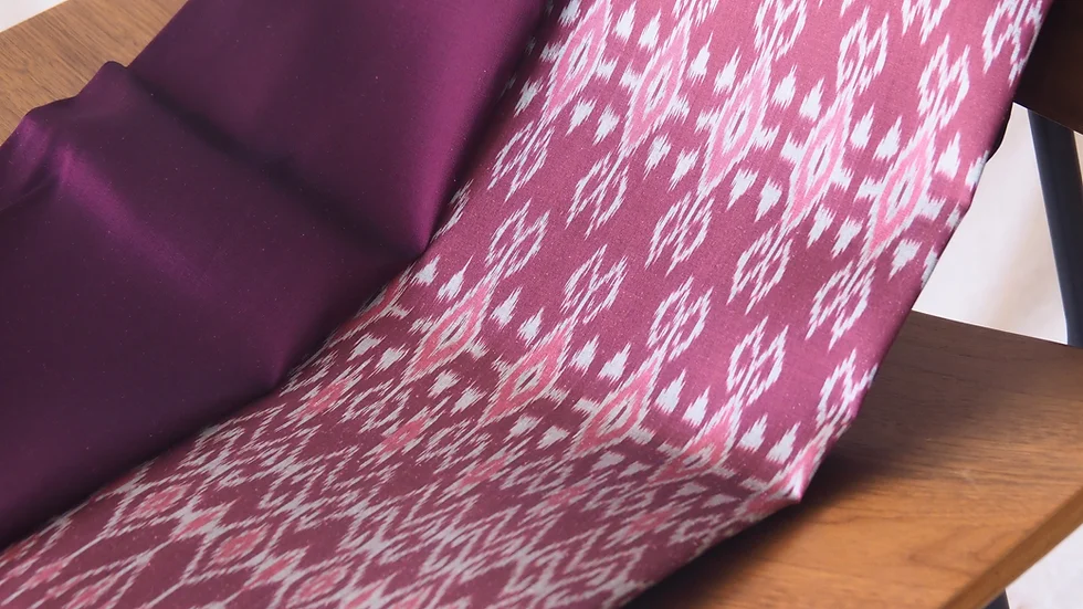 (ผ้าชุด)ไหมมัดหมี่ชุด 3ตะกอ ไหมแท้ (ผ้าลาย 2หลา+สีพื้น2หลา) พื้นสีม่วงแดงเข้ม รหัส M3-CT-102765