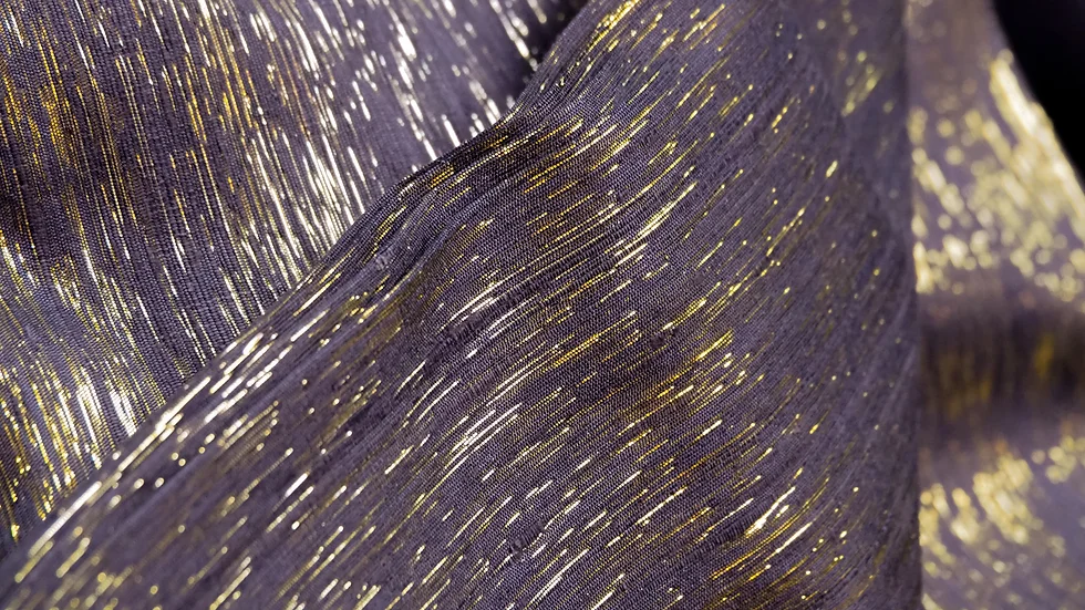 ผ้าไหมสีพื้น ทอสอดดิ้น ไหมแท้ สีน้ำตาลเกือบดำ ขายตามความยาวหลา รหัส A12-CT-100636