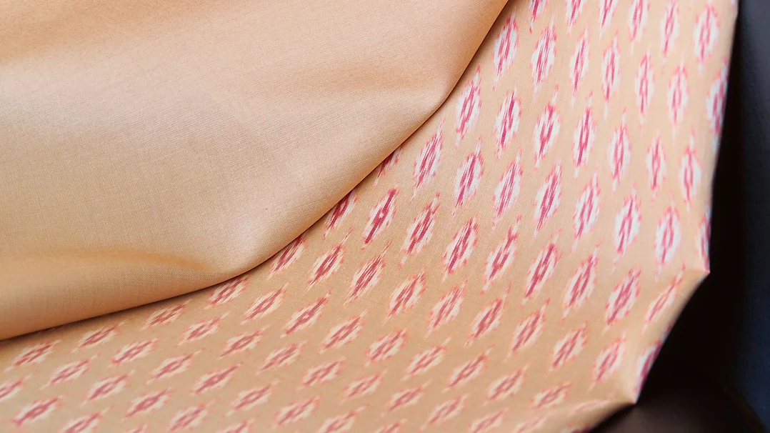 (ผ้าชุด) ผ้าไหมมัดหมี่ไหมแท้ (ผ้าลาย2หลา+สีพื้น2หลา) ลายขอพรเทพ พื้นสีเหลืองฟาง รหัส M2B-CT-102646