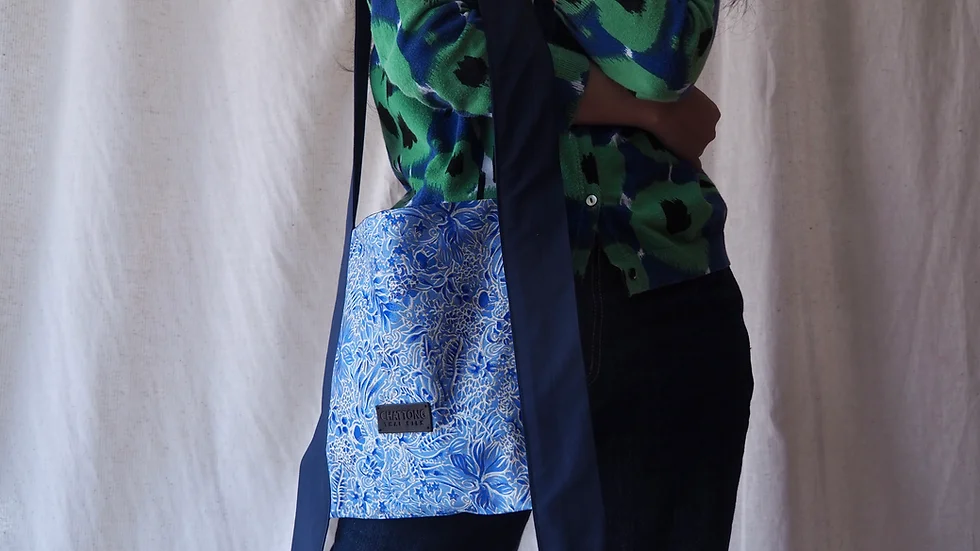 ย่ามผ้าไหม+ฝ้าย ขนาด 20x30ซม ลายดอกไม้ พื้นสีน้ำเงิน รหัส GLC-CT-102727