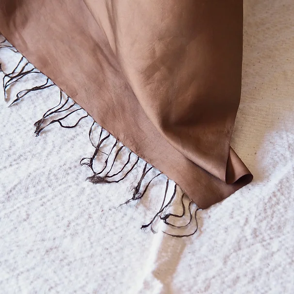 ผ้าคลุมไหล่ผ้าไหม ผืนใหญ่ มัดย้อม มีชายครุย ขนาด 100x200ซม. สีน้ำตาล รหัส ZYH-CT-102661