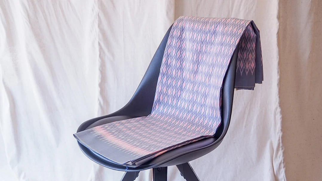 (ผ้าชุด) ผ้าไหมมัดหมี่ไหมแท้ (ผ้าลาย2หลา+สีพื้น2หลา) ลายดวงแหดอกแก้ว พื้นสีเทาเย็น รหัส M2B-CT-102415