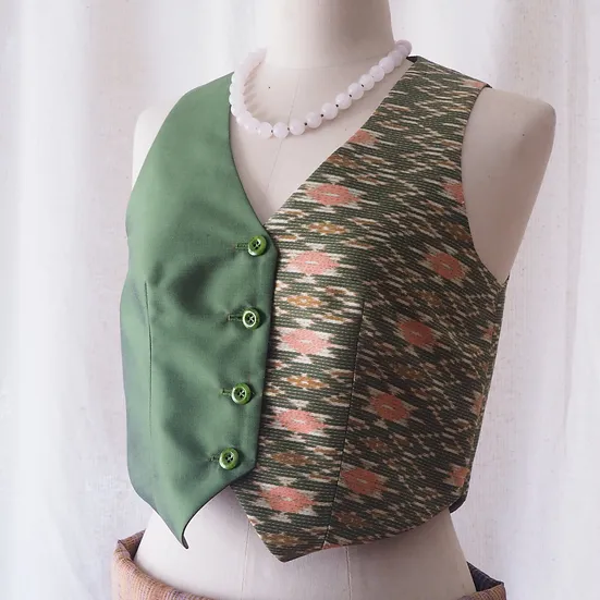 เสื้อเวสท์ ผ้าไหมมัดหมี่แขนกุด เฉดสีเขียว รหัส TOP-CT-102835