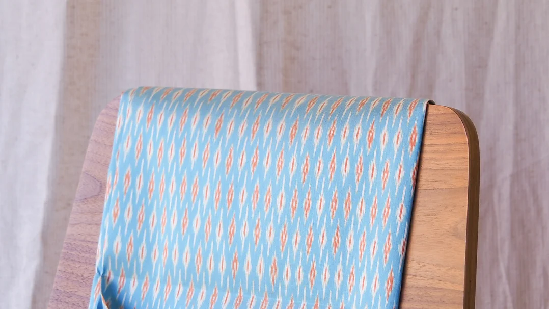 (ผ้าชุด)ไหมมัดหมี่ สองตะกอ ไหมแท้ (ผ้าลาย2หลา+สีพื้น2หลา) ลายดวงแหจับหว่าน พื้นสีฟ้าอ่อน รหัส M2B-CT-102072