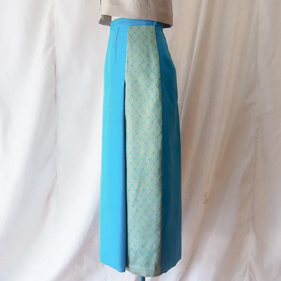 กระโปรงผ้าไหม ตัดสำเร็จ ผ้าไหมสีพื้นแทรกลายผ้าไหมมัดหมี่ ไซส์ L เฉดสีฟ้า รหัส WM-CT-SKU102457