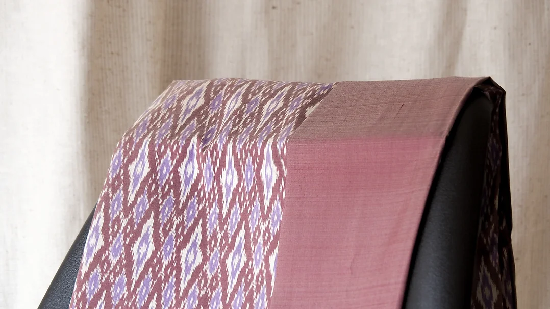 (ผ้าชุด) ผ้าไหมมัดหมี่ไหมแท้ (ผ้าลาย2หลา+สีพื้น2หลา) ลายจับหว่านดอกแก้ว พื้นสีน้ำตาลเข้ม รหัส M2B-CT-102302