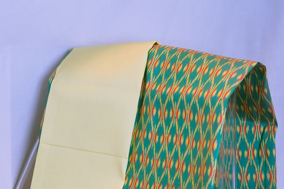 (ผ้าชุด) ผ้าไหมมัดหมี่ไหมแท้ (ผ้าลาย2หลา+สีพื้น2หลา) ลายดวงแหโคมห้า พื้นสีเขียวเหลือง รหัส M2B-CT-100425