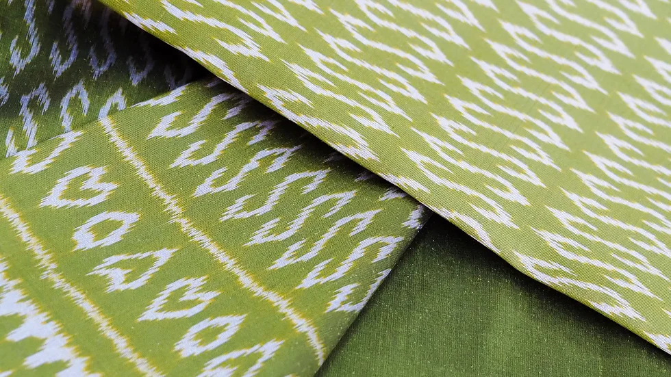 (ผ้าชุด)ไหมมัดหมี่ 3ตะกอ ไหมแท้ (ผ้าลาย 2หลา+สีพื้น2หลา) ลายขอพระราชทาน สีเขียวตองอ่อน รหัส M2B-CT03046639