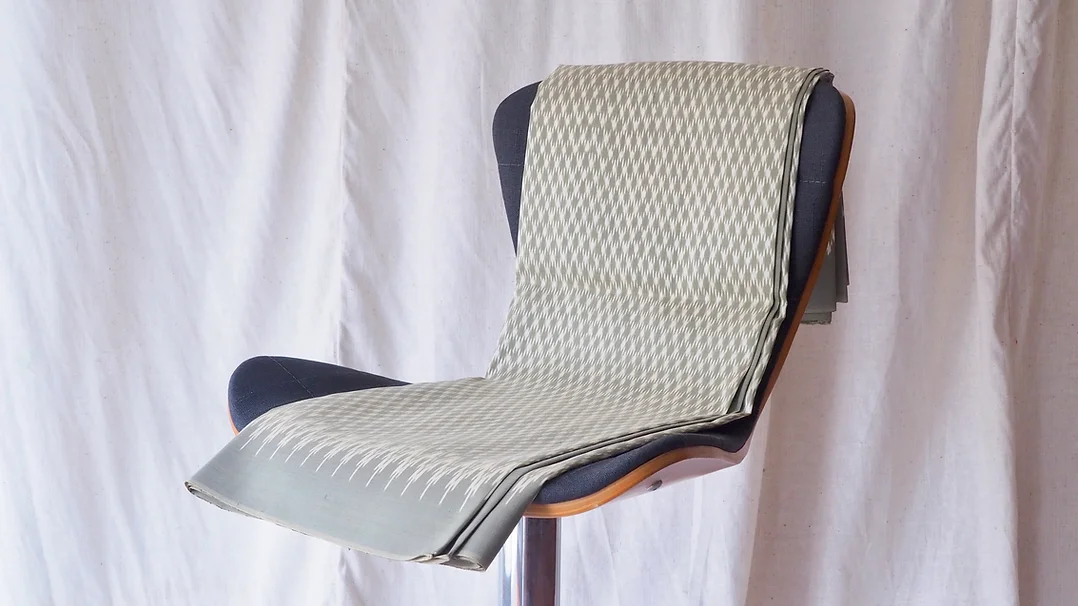 (ผ้าชุด) ผ้าไหมมัดหมี่ไหมแท้ (ผ้าลาย2หลา+สีพื้น2หลา) สีเทา รหัส M2B-CT-102818