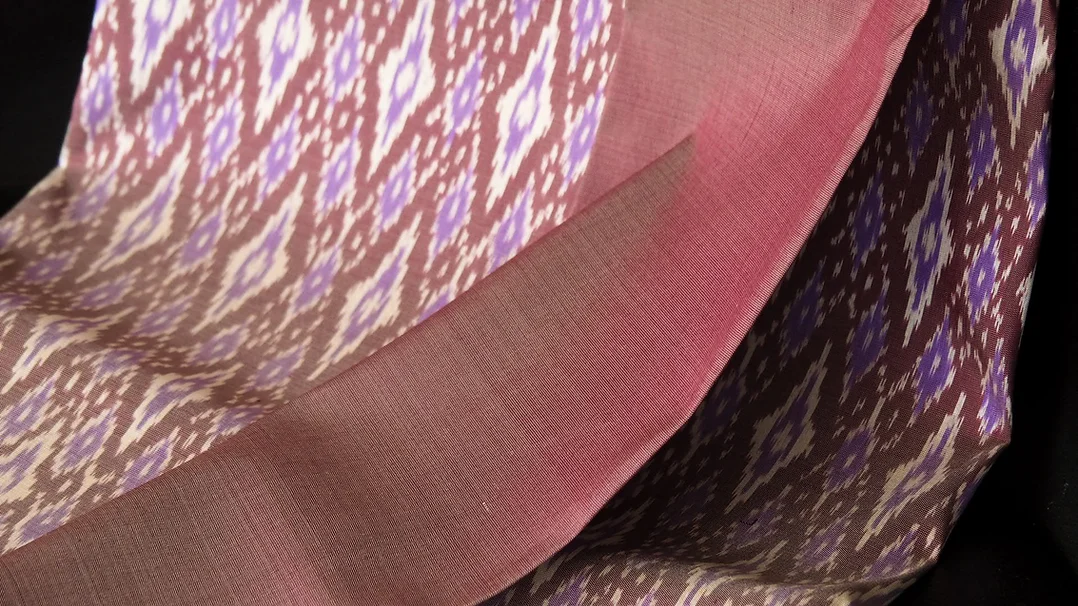 (ผ้าชุด) ผ้าไหมมัดหมี่ไหมแท้ (ผ้าลาย2หลา+สีพื้น2หลา) ลายจับหว่านดอกแก้ว พื้นสีน้ำตาลเข้ม รหัส M2B-CT-102302