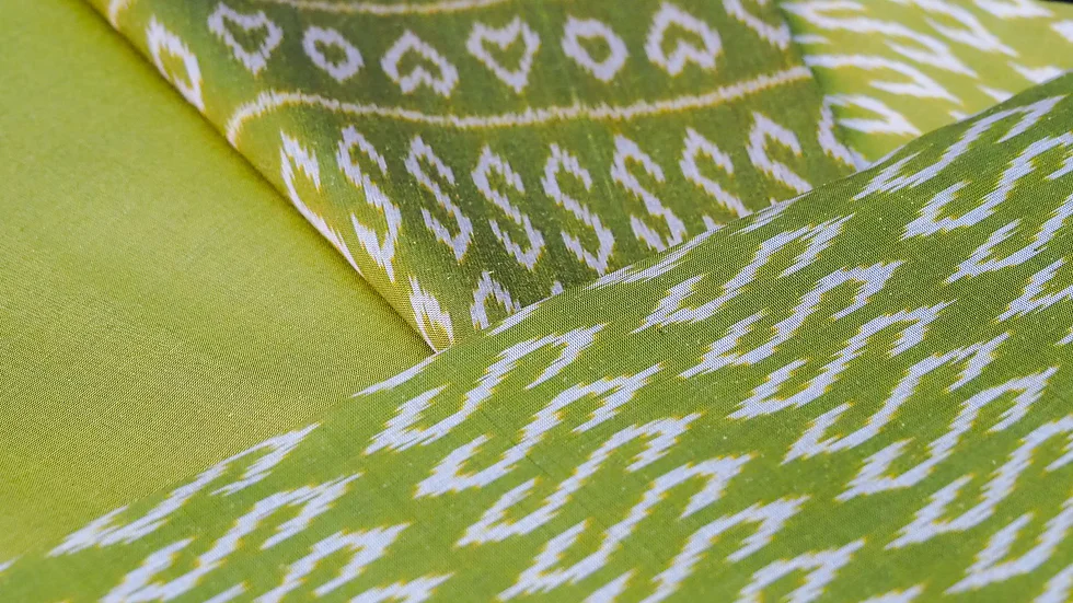 (ผ้าชุด)ไหมมัดหมี่ 3ตะกอ ไหมแท้ (ผ้าลาย 2หลา+สีพื้น2หลา) ลายขอพระราชทาน สีเขียวตองอ่อน รหัส M2B-CT03046639