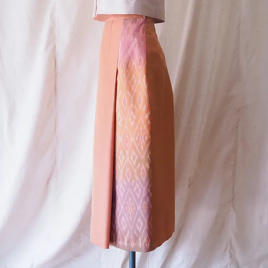 กระโปรงผ้าไหม ตัดสำเร็จ ผ้าไหมสีพื้นแทรกลายผ้าไหมมัดหมี่ ไซส์ L เฉดสีส้มโอลโรส รหัส WM-CT-SKU102459