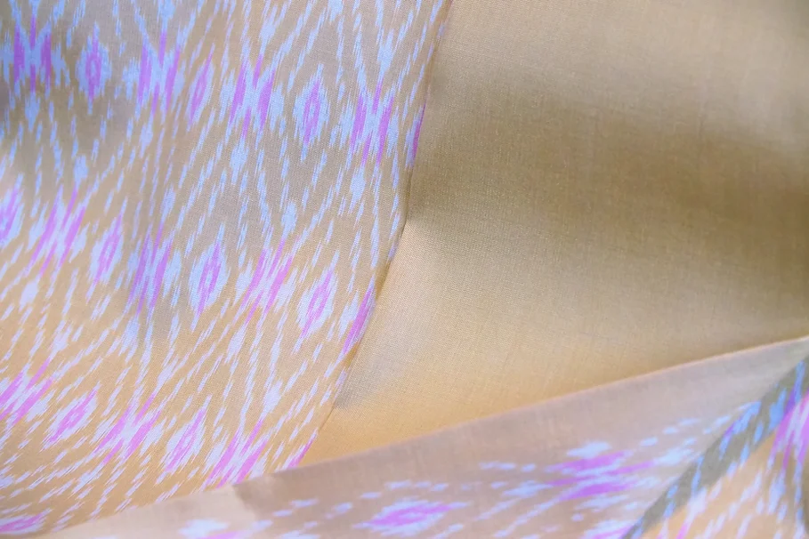 (ผ้าชุด) ผ้าไหมมัดหมี่ไหมแท้ (ผ้าลาย2หลา+สีพื้น2หลา) ลายไม้กฤษณา สีเหลืองทองฟาง รหัส M2B-CT-100435