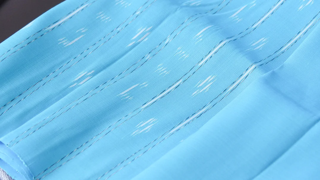 (ผ้าชุด)ไหมมัดหมี่ สองตะกอ ไหมแท้ (ผ้าลาย2หลา+สีพื้น2หลา) พื้นสีฟ้าใส รหัส M2B-CT-102300