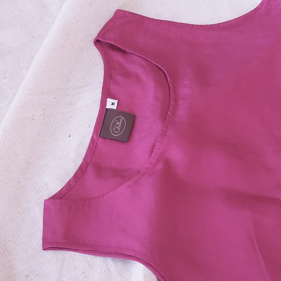 เสื้อแขนกุดไหมแท้ เฉดสีชมพูเข้ม รหัส TOP005