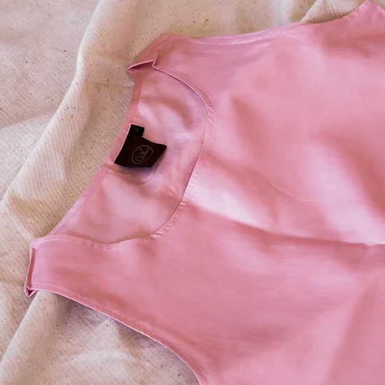 เสื้อแขนกุดไหมแท้ เฉดสีชมพู รหัส TOP024