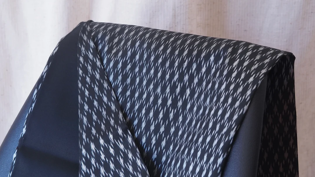 (ผ้าชุด) ผ้าไหมมัดหมี่ไหมแท้ (ผ้าลาย2หลา+สีพื้น2หลา) พื้นสีดำ รหัส M2B-CT-102657