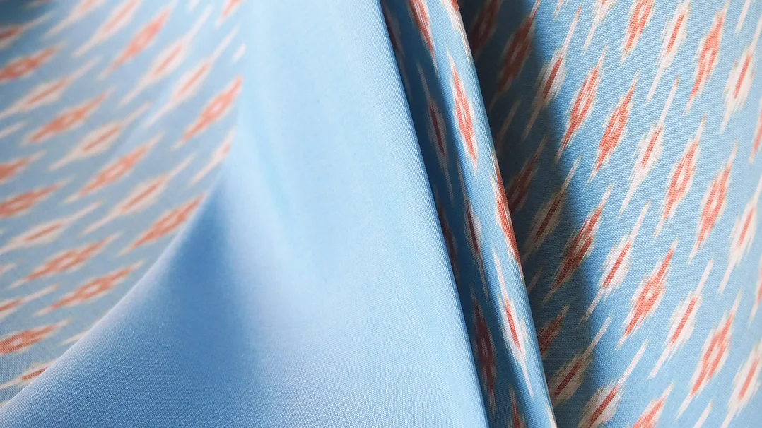 (ผ้าชุด)ไหมมัดหมี่ สองตะกอ ไหมแท้ (ผ้าลาย2หลา+สีพื้น2หลา) ลายดวงแหจับหว่าน พื้นสีฟ้าอ่อน รหัส M2B-CT-102072