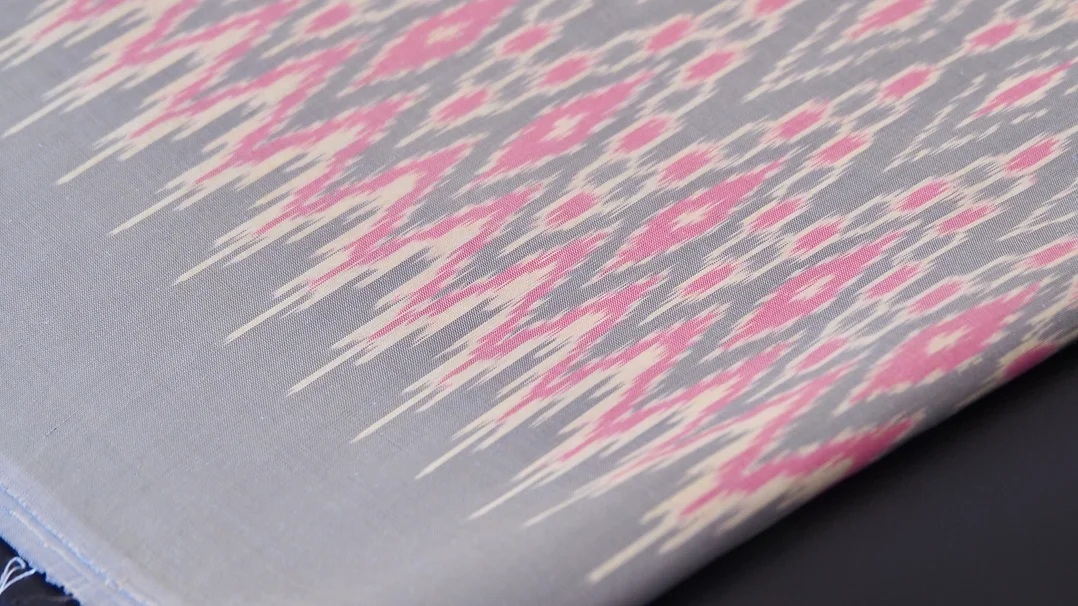 (ผ้าชุด) ผ้าไหมมัดหมี่ไหมแท้ (ผ้าลาย2หลา+สีพื้น2หลา) พื้นสีเทา รหัส M2B-CT-102658