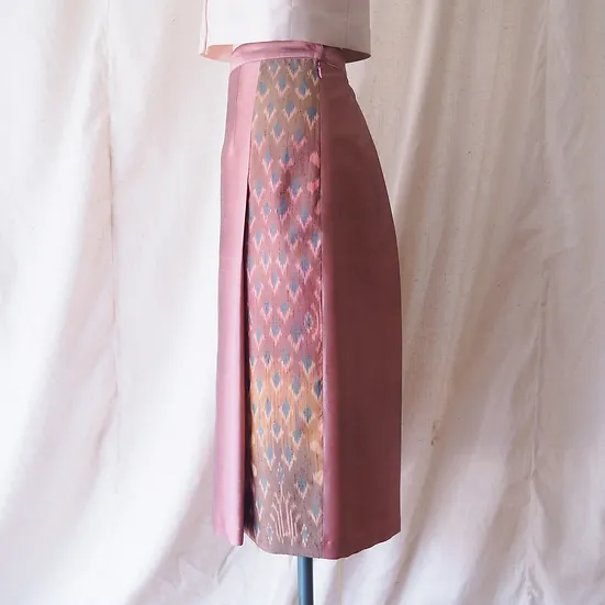 กระโปรงผ้าไหม ตัดสำเร็จ ผ้าไหมสีพื้นแทรกลายผ้าไหมมัดหมี่ ไซส์ L เฉดสีชมพู รหัส WM-CT-SKU102460